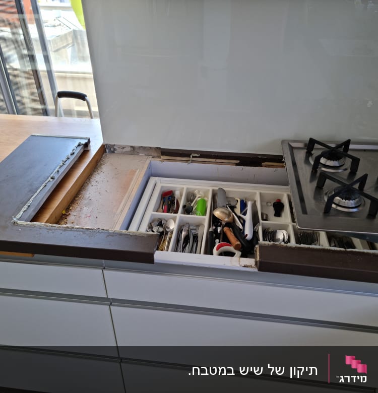 תיקון של שיש במטבח. 